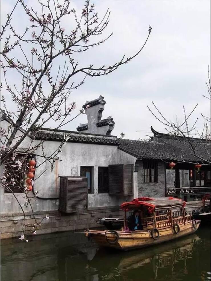 逃离昏暗下的小村